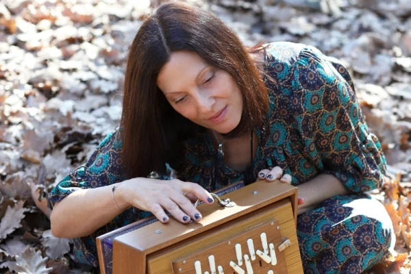 danielle blackman cartau penchée shrutibox feuilles automne